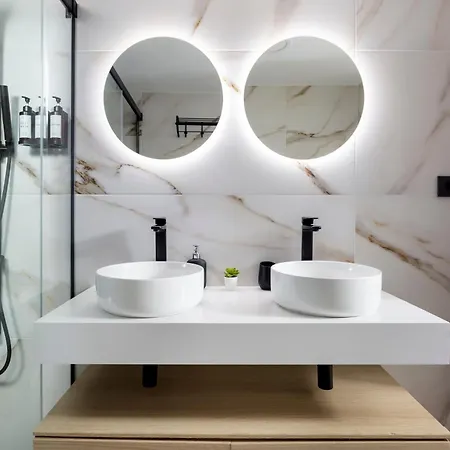 Apartment And Spacious With Parking On-site