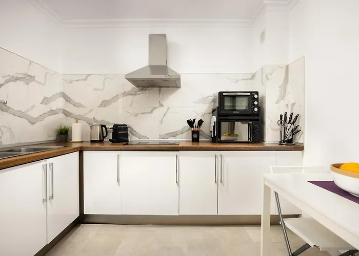 And Spacious With Parking On-site Apartment *